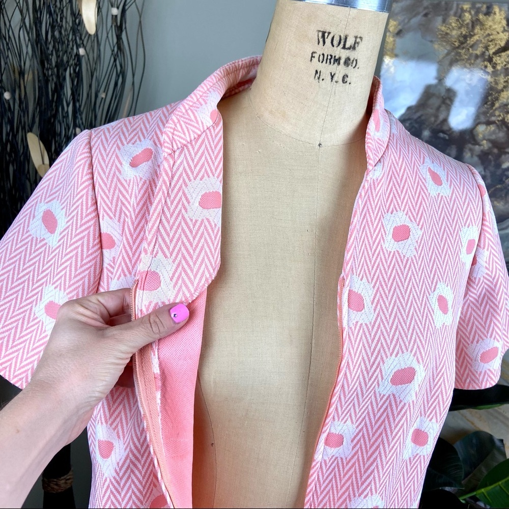 VINTAGE House Dress House Coat 60s Mod Sherbet Peachy Pink Floral Pattern Midi - Picture 4 of 6